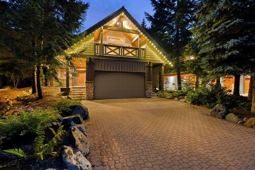 Marmot's Meadow Chalet: Tranquil 14th Fairway - Private Hot Tub