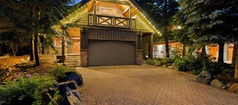 Marmot's Meadow Chalet: Tranquil 14th Fairway - Private Hot Tub