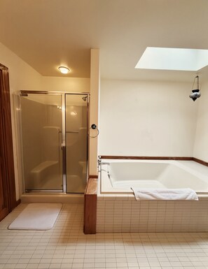 Shower, jetted tub, towels, toilet paper