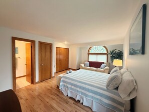 3 bedrooms, desk, WiFi, bed sheets