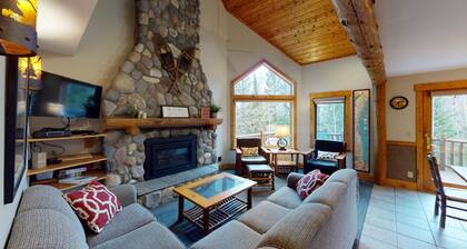 Private Lux 5-Bedroom Ski-In/Ski-Out Resort Home @ Lutsen with Lake Views.