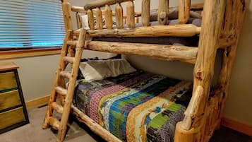 5 Schlafzimmer, Schreibtisch, Bügeleisen/Bügelbrett, Reisekinderbett