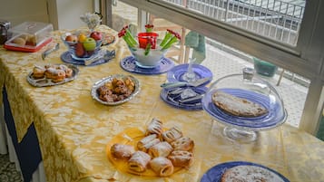 Daily continental breakfast (EUR 5 per person)