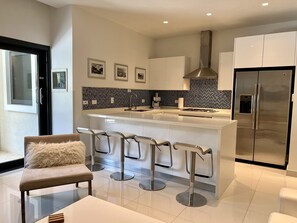 Geladeira, micro-ondas, fogão, cooktop