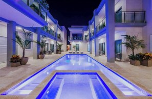 Una piscina al aire libre