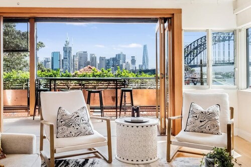 Getawayz NSW - Heatherbrae I - Luxurious 3 Bed Apartment, World Class Harbour Bridge Views.