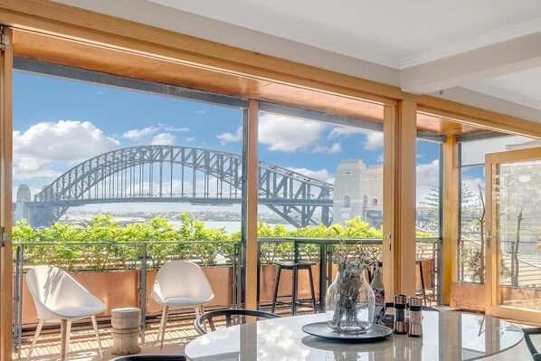 Dining - Getawayz NSW - Heatherbrae I - Luxurious 3 Bed Apartment, World Class Harbour Bridge Views. (Kirribilli)