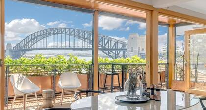 Getawayz NSW - Heatherbrae I - Luxurious 3 Bed Apartment, World Class Harbour Bridge Views.