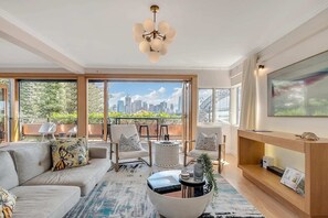 TV, offices - Getawayz NSW - Heatherbrae I - Luxurious 3 Bed Apartment, World Class Harbour Bridge Views. (Kirribilli)
