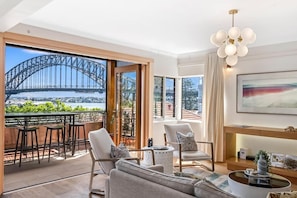 TV, offices - Getawayz NSW - Heatherbrae I - Luxurious 3 Bed Apartment, World Class Harbour Bridge Views. (Kirribilli)