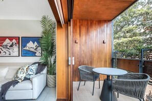 Outdoor dining - Getawayz NSW - Heatherbrae II - Chic 2 Bed Apartment, Stunning Harbour Bridge Views. (Kirribilli)