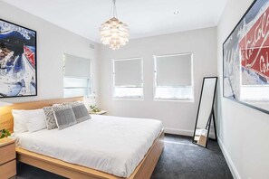 2 bedrooms, desk, iron/ironing board, free WiFi - Getawayz NSW - Heatherbrae II - Chic 2 Bed Apartment, Stunning Harbour Bridge Views. (Kirribilli)