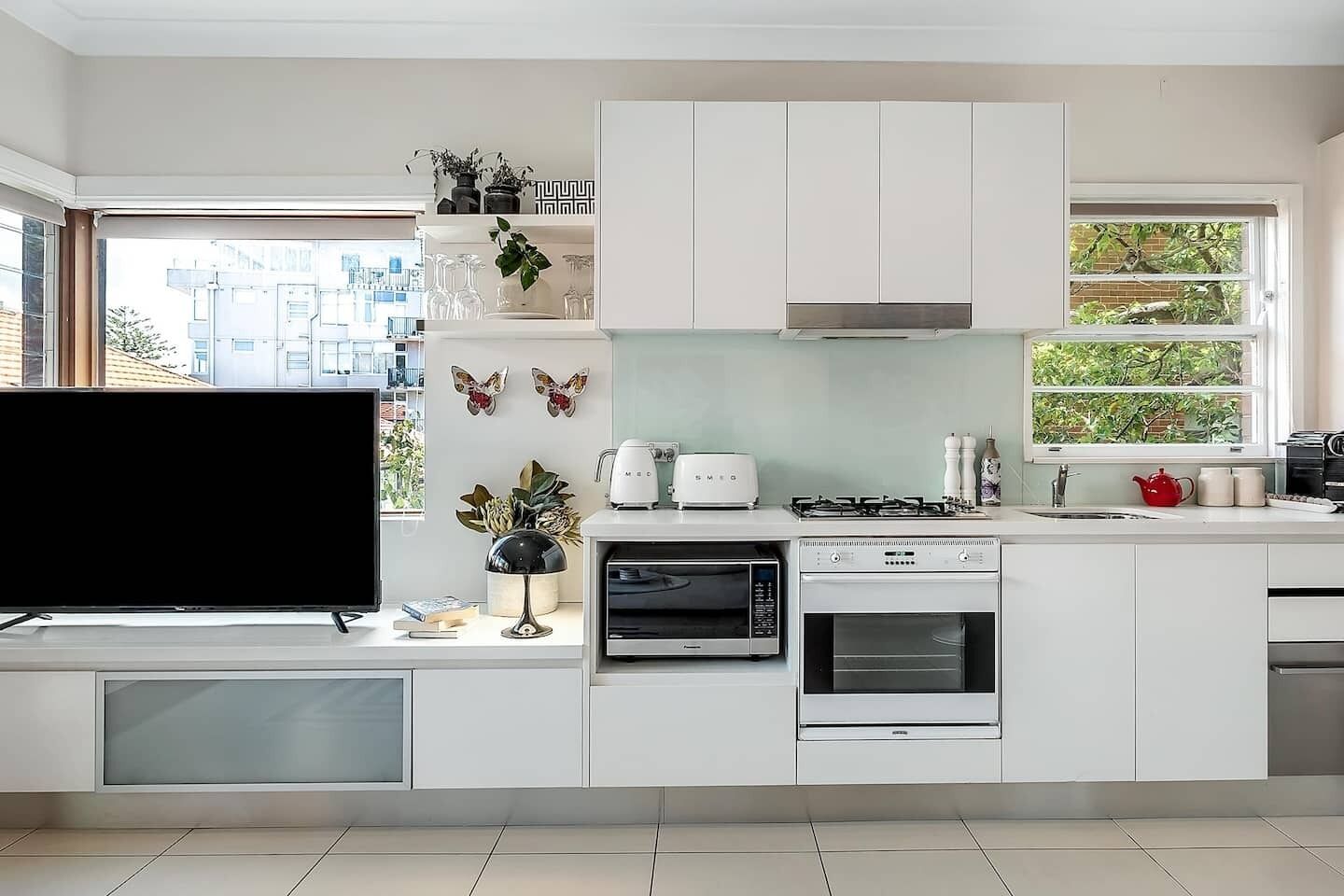 冷蔵庫、電子レンジ、オーブン、コンロ