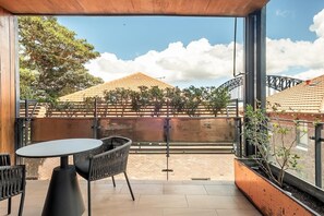 Outdoor dining - Getawayz NSW - Heatherbrae II - Chic 2 Bed Apartment, Stunning Harbour Bridge Views. (Kirribilli)