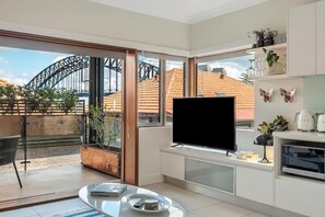 TV - Getawayz NSW - Heatherbrae II - Chic 2 Bed Apartment, Stunning Harbour Bridge Views. (Kirribilli)
