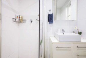 Hair dryer, towels - Getawayz NSW - Heatherbrae II - Chic 2 Bed Apartment, Stunning Harbour Bridge Views. (Kirribilli)