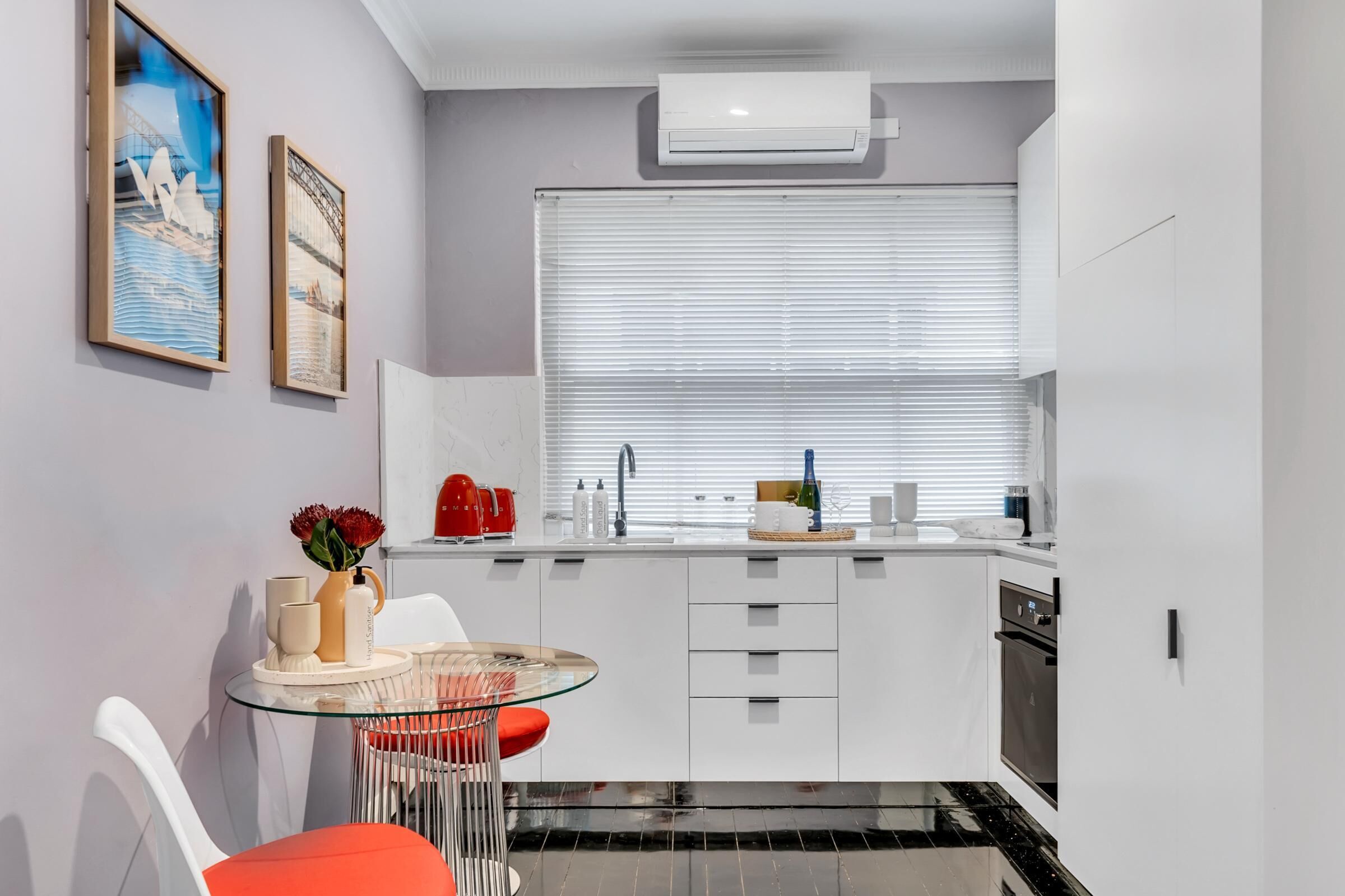 Getawayz NSW - The Red Room, The Orwell. 1 Bedroom Apartment in the Heart of Kings Cross