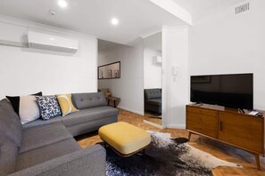 TV - Getawayz NSW - St. James, Art Deco Dream -  2 Bedder w/ Aircon (Potts Point)