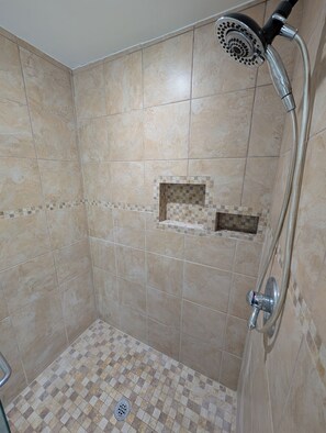 Baignoire, séchoir à cheveux, serviettes fournies, shampooing