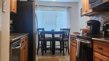 雪櫃、微波爐、焗爐、爐具