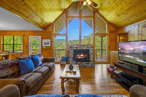 7BR Smoky Mtn Cabin—Pool, Hot Tub & Theater Room