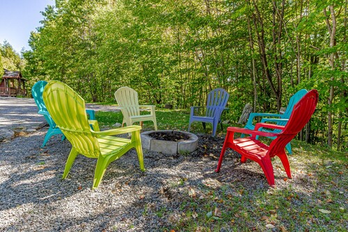 Firehouse lodge Walk out Deck unit 1 On 8 Acres, 10 min Walk To The Lake