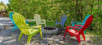 Firehouse lodge Walk out Deck unit 1 On 8 Acres, 10 min Walk To The Lake