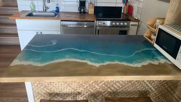 Réfrigérateur, micro-ondes, four, plaque de cuisson