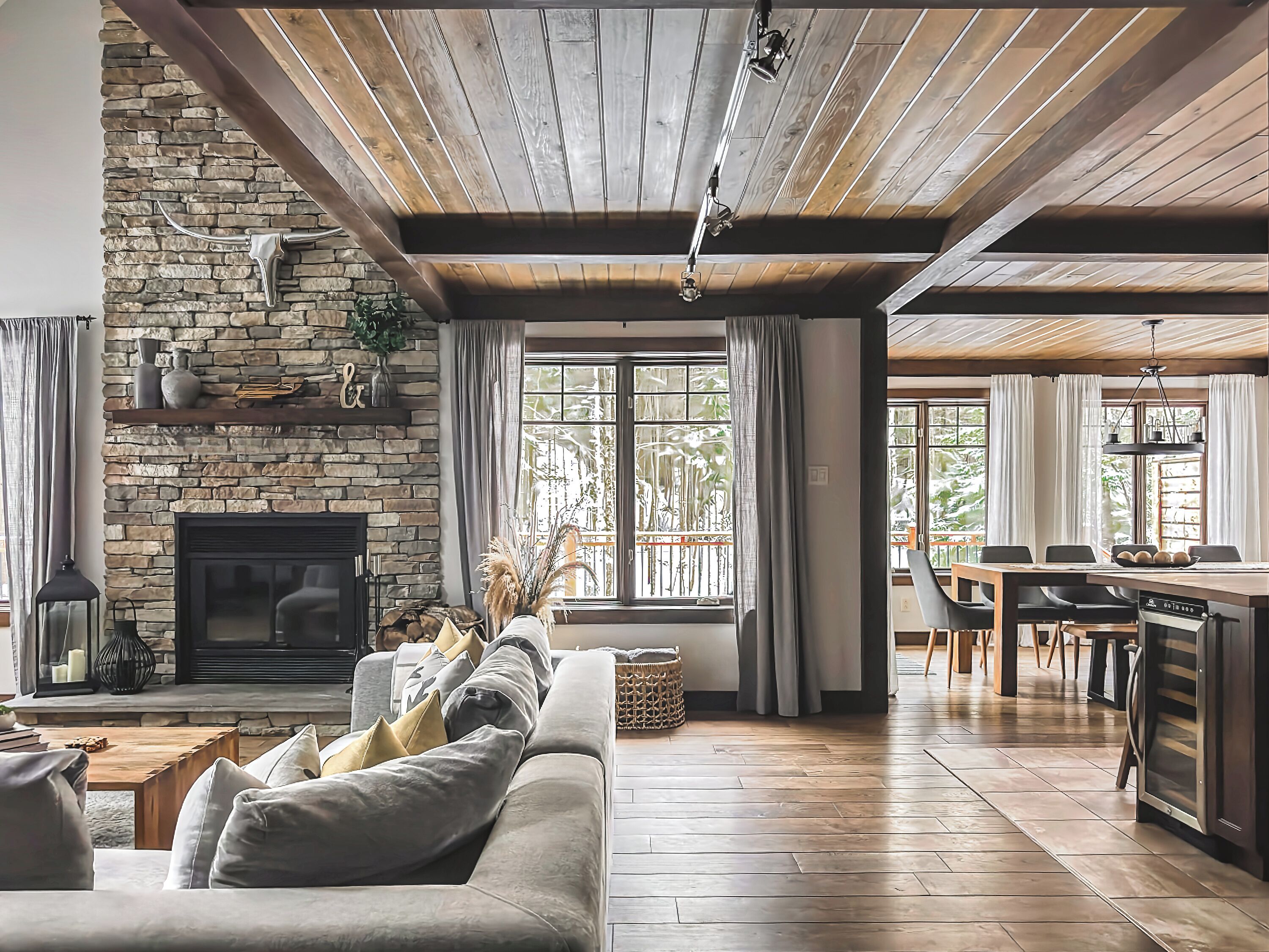 Smart-TV, Kamin, Bücher, Musikbibliothek