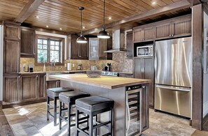 Fridge, microwave, oven, stovetop - ❤️ Mont-Tremblant Ski-in/Ski-out Chalet | Hot Tub | Pool Table (Saint-Faustin-Lac-Carré)