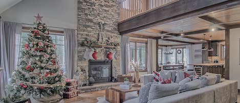 Una Smart TV, una chimenea, libros, una biblioteca de música