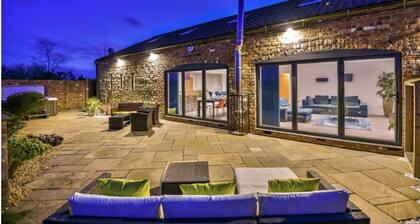 Lincoln 4-beds, Sleeps 13, Hot Tub & Pet Friendly