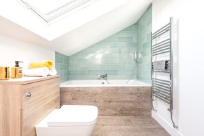 Hus | Bad | Kombinert dusj/badekar, dype avslapningsbadekar, hårføner og håndklær