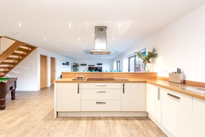 House | Private kitchen | Fridge, microwave, oven, stovetop - Lincoln 4-beds, Sleeps 13, Hot Tub & Pet Friendly (Lincoln)