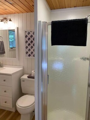 Bathtub, hair dryer, towels, toilet paper - Driftwood Cottage-on the shore overlooking BassHbr 󰀃 (Tremont)