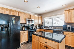 Fridge, microwave, oven, stovetop - Your Perfect Ski In Ski Out Park City Mountain Condo - Unmatched Location & View (Park City)