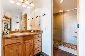 Combined shower/tub, hair dryer, towels