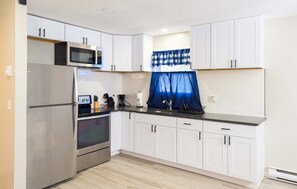 Jääkaappi, mikroaaltouuni, uuni, liesi