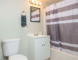 Ducha y bañera combinadas, secador de pelo, toallas y jabón