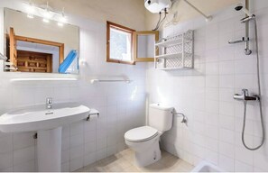 Tina, secadora de cabello, bidet, toallas 