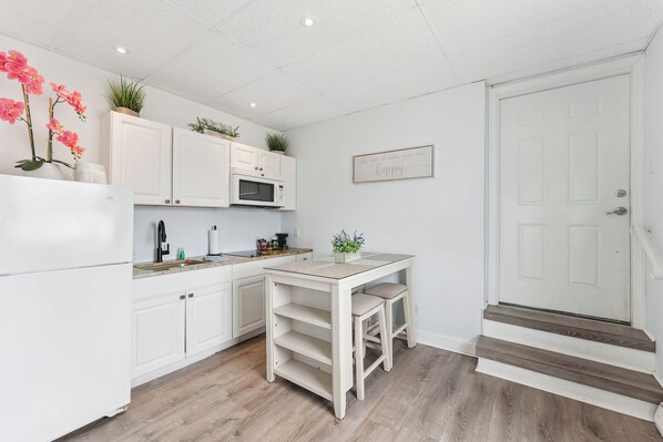 Micro-ondas, cafeteira/chaleira, mesas de jantar