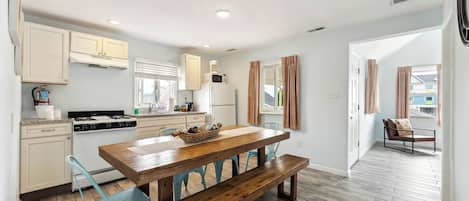 Mikrowelle, Wasserkocher mit Kaffee-/Teezubehör, Esstisch