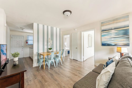 Daytona Inn - Two Bedroom Family Apartment - (Cross street to use pools)