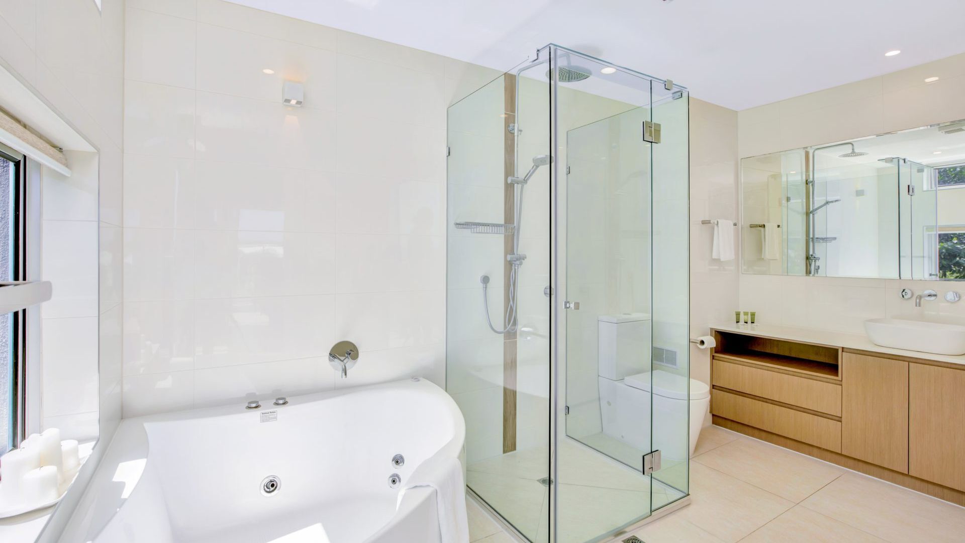 Unit 9/103 Cooloola Drive - Rainbow Beach. Stunning Ocean Views. Seabreezes. Aircon. Wi-Fi. — image 12
