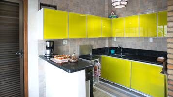 Jääkaappi, mikroaaltouuni, liesi, kahvin-/teenkeitin