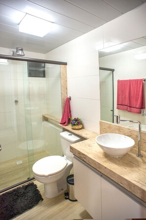 Dusche, Handtücher, Seife, Toilettenpapier