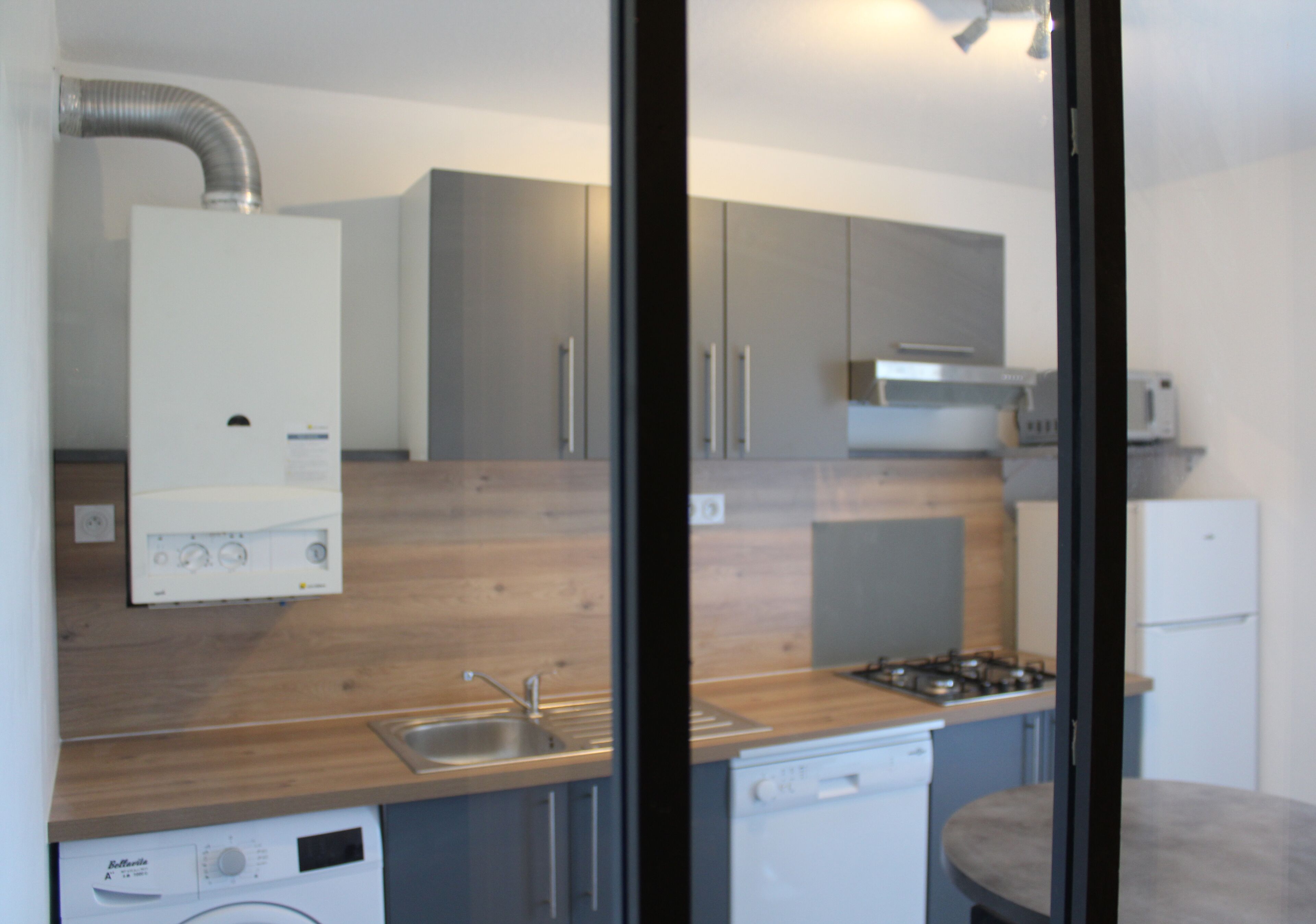 Réfrigérateur, micro-ondes, plaque de cuisson, lave-vaisselle