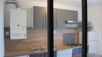 Réfrigérateur, micro-ondes, plaque de cuisson, lave-vaisselle