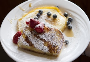 Desayuno buffet (USD 14.5 por persona)