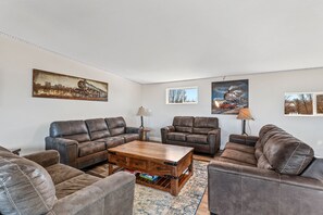 Smart TV, videojuegos, futbolito, mesa de ping pong